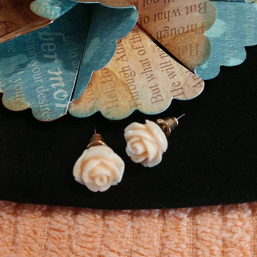 Rosebud Earrings Pierced Dainty Rose Blush Peach Lightweight Resin Small 12$